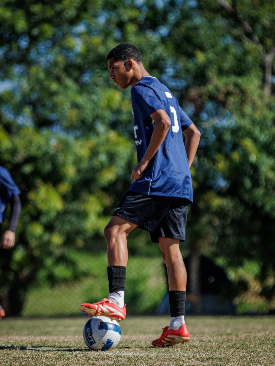 Atleta da OVT Academy trabalhando domínio de bola